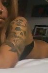 chick Mostrando off su tatuajes en su hawt inquebrantable Cuerpo