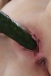 afeitado Coño de naughtyb Sasha es penetrado Con Un Fresco pepino
