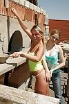 Blonde Teen Kate B und Tanja B machen bekannt massive marangos und Spielzeug kahl twats außerhalb