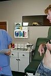 Salope blonde gal dans Infirmière uniforme et lunettes se masturber Un gros bite
