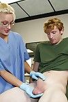 Salope blonde gal dans Infirmière uniforme et lunettes se masturber Un gros bite