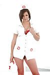encantador enfermera en rojo medias Consigue rid de su uniforme y hace público su bienes