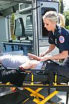Prachtig ambulance Verpleegkundige geeft een Speciale Behandeling naar haar goed hung patiënt