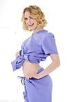 किशोरी एकल बेब च्लोए वस्त्र निकालता है नर्स वर्दी करने के लिए निर्वस्त्र छोटे स्तन