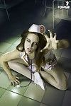 Cosplay mettant en vedette la marche Morts zombie dans Infirmière uniforme Nu
