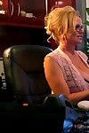 busty matka Kelly Madison zyskuje sexy intryguje w biuro