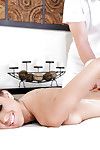 oliato pornostar Riley Reid riceve un Impressionante massaggio da Il suo uomo
