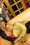 Glamour lesbos immer chaotisch in catfight Orgie