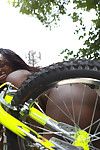 黑色的 女性主导 女神 杰达 火 暴露 大 屁股 和 胸部 后 一个 自行车 航班