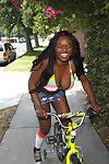 黑色的 女性主导 女神 杰达 火 暴露 大 屁股 和 胸部 后 一个 自行车 航班