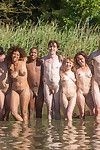 Desnudo Grupo divertido al aire libre