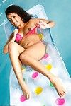 decadente Brunette in De zwembad in haar Roze Bikini