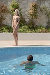 Chloe Lacourt sensualmente viti Per Il suo Fidanzato in il piscina