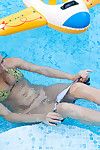 Curvy Aubrey Paige içinde bikini