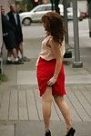 кудрявый зрелые Chicito Стриптиз и демонстрации ее белье в общественные
