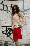 kinky volwassen chicito striptease en presentatie haar lingerie in openbaar