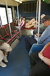 Morena exibicionista Anastasia negro dando um boquete no público Ônibus