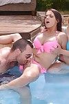 euro kuikens Lola fauve en Sophia laure schuur bikini ' s voor 3some act van liefde in zwembad