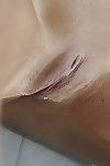 bronzée sombre brun Jenny Appach indolently prend off Son BLEU lingerie