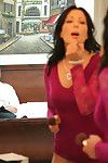 Мамаша порнозвезда Зоя Холлоуэй дать мастурбирует в ее водитель