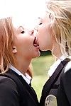 подросток школьницы Кали Спаркс и Келли Грин язык рот в рот на открытом воздухе