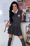 Brunette écolière Tanya Tolman posant dans plus l' genou Chaussettes