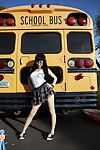 chaud gothique écolière dans lunettes Clignotant sur schoolbus