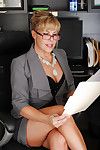 कार्यालय कार्यकर्ता Kayla लार्सन निकालता है चश्मा और व्यापार सूट पर काम