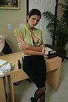 Latina milf Babe Timido amore Strisce off Il suo lingerie in il ufficio