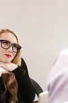 lunettes clad blond secrétaire AJ Applegate Avoir 69 Sexe sur bureau bureau