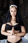 Блондинка Ангел Сара Слоун Полоски офф nun\'s униформа в пусть скольжения Большой дыни