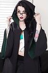 Tatuado Goth chick pavoneándose solo en plisado Falda y más el la rodilla Calcetines