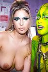 Freaky cosplay cougars Eva Parcker e Tiffany Bambola l'assunzione di Anale Cazzo