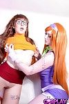 Daphne और Velma से स्कूबी डू महिला पर महिला Cosplay के साथ सद्भाव फिर से
