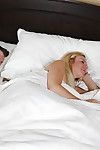 böse Mama geht Unten auf ein Schwanz für einige Cum während Ihr Tochter schlafen
