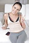 jovem hotty Megan Chuva a remoção Yoga Calças para revelar puffy Porra buraco