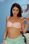 Brunette haar latina tiener Kylie Zondaar het krijgen van undressed in Slaapkamer