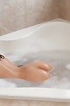 बड़े boobie लड़की स्नान