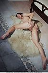 skinny Euro Babe lilit ein aufschlussreich winzige teen Brüste für Glamour Fotos