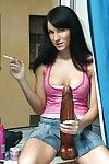 trẻ miniskirt Babe với savoury bộ ngực Uống rượu bóng kem Từ một bắn Kính