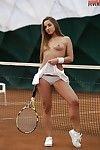 Europea lass Amirah Adara haciendo alarde de pornstar Tetas y Culo en tenis la corte