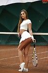 Europees lass Amirah Adara pronkend pornstar tieten en kont op tennis hof