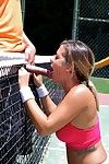 Keisha Grau Spielt Sport outdoor Mit Ihr Freunde und dann hat Sex