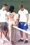 подростков шлюха леди Д дает два мальчики Оральный на открытом воздухе на теннис суд