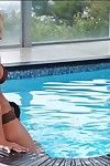 formosa Babe in Bikini Rachel Starr gode di Fiery Cazzo in il piscina