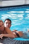 smukłe Kochanie w Bikini Rachel Starr cieszy ognista Kurwa w w basen