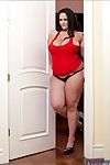 bbw Femme Carmella Bing strip-tease À partir de rouge corset et serrant gros Soutien-gorge copains