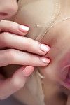Amateur Deiche Verwenden eingetragen Zungen und strapon dildos auf Rasiert vaginas