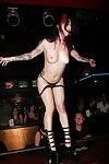 टैटू काले बाल वाली कुतिया जोआना परी में के stripdance दृश्य