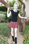 getatoeëerde fairy meisje symone poseren Niet in nature\'s kledij buiten in plisse rok